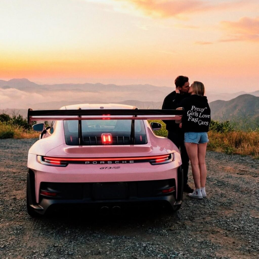 Porsche e casal